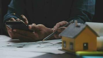 costruzione e struttura concetto di ingegnere Lavorando disegno su planimetria incontro per progetto Lavorando con compagno su modello edificio e ingegneria utensili nel Lavorando luogo, costruzione concetto. video