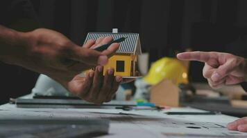 costruzione e struttura concetto di ingegnere Lavorando disegno su planimetria incontro per progetto Lavorando con compagno su modello edificio e ingegneria utensili nel Lavorando luogo, costruzione concetto. video