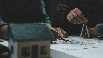 costruzione e struttura concetto di ingegnere Lavorando disegno su planimetria incontro per progetto Lavorando con compagno su modello edificio e ingegneria utensili nel Lavorando luogo, costruzione concetto. video