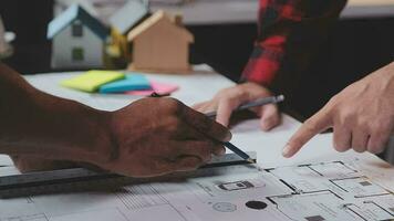 costruzione e struttura concetto di ingegnere Lavorando disegno su planimetria incontro per progetto Lavorando con compagno su modello edificio e ingegneria utensili nel Lavorando luogo, costruzione concetto. video