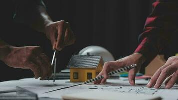 costruzione e struttura concetto di ingegnere Lavorando disegno su planimetria incontro per progetto Lavorando con compagno su modello edificio e ingegneria utensili nel Lavorando luogo, costruzione concetto. video