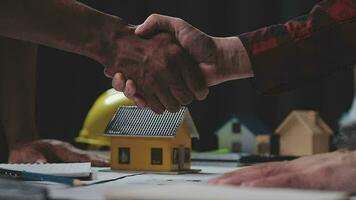 costruzione e struttura concetto di ingegnere Lavorando disegno su planimetria incontro per progetto Lavorando con compagno su modello edificio e ingegneria utensili nel Lavorando luogo, costruzione concetto. video