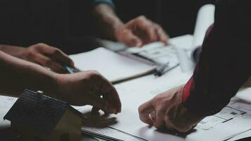 costruzione e struttura concetto di ingegnere Lavorando disegno su planimetria incontro per progetto Lavorando con compagno su modello edificio e ingegneria utensili nel Lavorando luogo, costruzione concetto. video