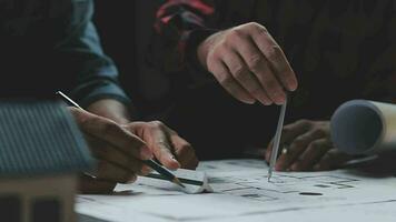 costruzione e struttura concetto di ingegnere Lavorando disegno su planimetria incontro per progetto Lavorando con compagno su modello edificio e ingegneria utensili nel Lavorando luogo, costruzione concetto. video