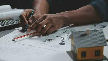 costruzione e struttura concetto di ingegnere Lavorando disegno su planimetria incontro per progetto Lavorando con compagno su modello edificio e ingegneria utensili nel Lavorando luogo, costruzione concetto. video