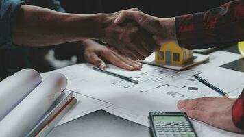 costruzione e struttura concetto di ingegnere Lavorando disegno su planimetria incontro per progetto Lavorando con compagno su modello edificio e ingegneria utensili nel Lavorando luogo, costruzione concetto. video