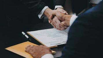 zaken en advocaten bespreken contractpapieren met koperen schaal op bureau in kantoor. wet, juridische diensten, advies, rechtvaardigheid en wet concept foto met film grain effect video