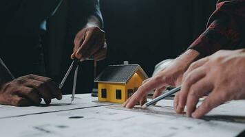 reunião de trabalho em equipe de engenharia, desenho trabalhando na reunião de projeto para o projeto que trabalha com o parceiro na construção de modelos e ferramentas de engenharia no local de trabalho, construção e conceito de estrutura. video