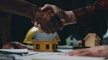 reunião de trabalho em equipe de engenharia, desenho trabalhando na reunião de projeto para o projeto que trabalha com o parceiro na construção de modelos e ferramentas de engenharia no local de trabalho, construção e conceito de estrutura. video