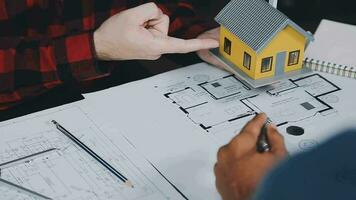 reunião de trabalho em equipe de engenharia, desenho trabalhando na reunião de projeto para o projeto que trabalha com o parceiro na construção de modelos e ferramentas de engenharia no local de trabalho, construção e conceito de estrutura. video