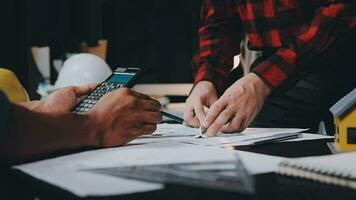 réunion de travail d'équipe d'ingénieurs, dessin travaillant sur une réunion de plan directeur pour un projet de travail avec un partenaire sur la construction de modèles et des outils d'ingénierie dans le site de travail, la construction et le concept de structure. video