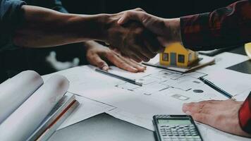 reunião de trabalho em equipe de engenharia, desenho trabalhando na reunião de projeto para o projeto que trabalha com o parceiro na construção de modelos e ferramentas de engenharia no local de trabalho, construção e conceito de estrutura. video