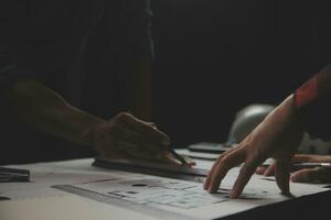 reunión de trabajo en equipo de ingenieros, trabajo de dibujo en la reunión de planos para el trabajo del proyecto con un socio en la construcción de modelos y herramientas de ingeniería en el concepto de sitio de trabajo, construcción y estructura. foto