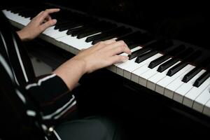 hermosa mujer jugando piano, aprender a jugar piano. foto