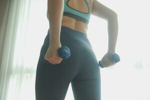 cerca arriba imagen de atractivo ajuste mujer en gimnasio foto