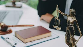 concept de justice et de droit. juge masculin dans une salle d'audience avec le marteau, travaillant avec, clavier d'ordinateur et d'accueil, lunettes, sur table à la lumière du matin video