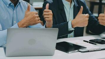 imprenditori e attività commerciale persone conferenza nel moderno incontro camera, contento multirazziale collaboratori avere divertimento cooperare Lavorando insieme a ufficio incontro, asiatico lavoro di squadra concetto video