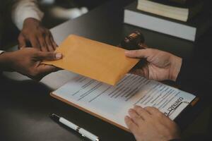 negocios y abogados discutiendo documentos contractuales con escala de latón en el escritorio de la oficina. ley, servicios legales, asesoramiento, justicia y concepto de ley con efecto de grano de película foto