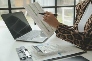 empresario empresario asiático y mujer de negocios discutiendo un nuevo proyecto de negocios en tableta en una reunión moderna en una oficina moderna, concepto casual de negocios asiáticos. foto