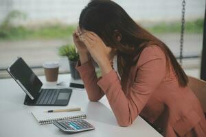 empresario empresario asiático y mujer de negocios discutiendo un nuevo proyecto de negocios en tableta en una reunión moderna en una oficina moderna, concepto casual de negocios asiáticos. foto