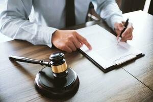 El asesor legal presenta al cliente un contrato firmado con mazo y ley legal. concepto de justicia y abogado. foto