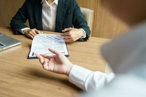 examinador leyendo un currículum durante trabajo entrevista a oficina negocio y humano recursos concepto foto