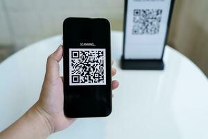 qr código pago. mi billetera. hombre exploración etiqueta aceptado generar digital pagar sin escaneo de dinero qr código en línea compras sin efectivo pago y verificación tecnología concepto. foto