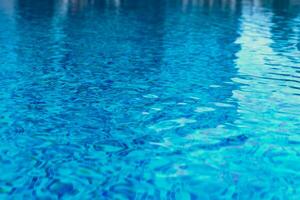 resumen piscina agua. nadando piscina fluir con olas antecedentes superficie de azul nadando piscina foto