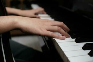 hermosa asiático niña aprender a jugar piano. foto