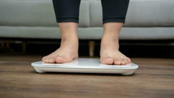 grasa dieta y escala pies en pie en electrónico escamas para peso control. medición instrumento en kilogramo para un dieta control. foto