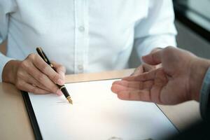 El asesor legal presenta al cliente un contrato firmado con mazo y ley legal. concepto de justicia y abogado. foto