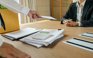 dejar trabajo negocio hombre enviando resignación letra y embalaje cosas Renunciar deprimir o que lleva negocio cartulina caja en oficina. cambio de trabajo o despedido desde compañía. foto