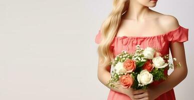 cautivador joven rubia mujer, adornado en un rojo vestido, abrazando un ramo de flores de delicado pálido rosado rosas. generativo ai foto