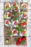 rebanada de pan integral y tomates cherry foto