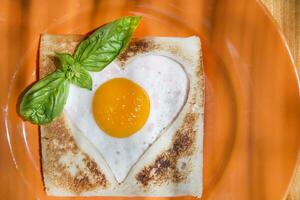 desayuno con brindis y huevos foto