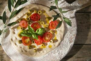 crudo Pizza con tomate y aceitunas foto