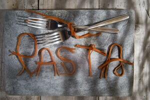 pasta en una piedra para publicidad foto