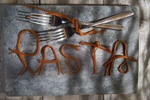 pasta en una piedra para publicidad foto