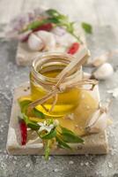 aceite de oliva, ajo y chile foto