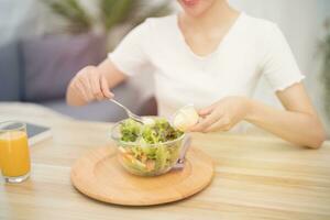 asiático mujer dieta peso pérdida comiendo Fresco Fresco hecho en casa ensalada sano comiendo concepto foto