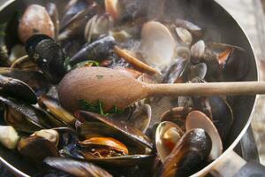 un cuenco de mejillones con limón y perejil foto