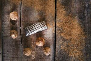 un rallador con nueces en un de madera superficie foto