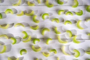 a white wall with a bunch of green apples photo