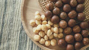 orgánico macadamia tuerca. macadamia nueces son agrietado y horneado a gusto extremadamente delicioso superalimento Fresco natural sin cáscara sin sal crudo macadamia y sano comida concepto foto