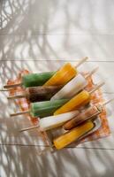 hielo estallidos en un plato con naranja y verde rayas foto