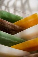 hielo estallidos en un plato con naranja y verde rayas foto