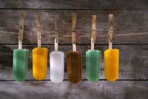 un línea de Paletas de hielo colgando en un tendedero foto