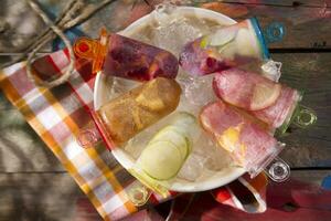 un cuenco lleno con hielo crema y Fruta foto