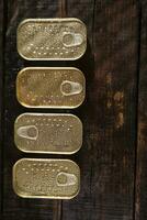 un fila de oro monedas en un de madera mesa foto