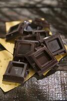 cubitos de oscuro chocolate foto